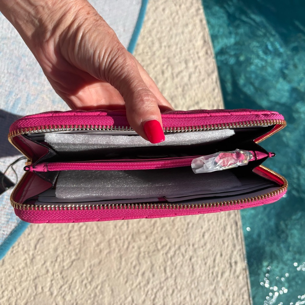 NWT Victoria's Secret Large Hot Pink Quilted Wallet 🛍️❤️💕 - Picture 7 of 11